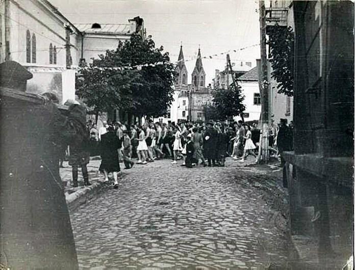 Перетин Шкільної і Замкової, фото ймовірно кінця 1940-х рр.